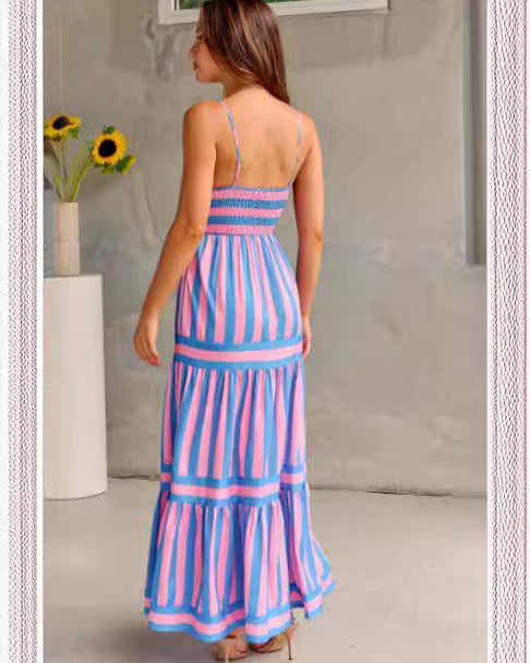 Abito lungo donna a righe con scollo quadrato, trendy e confortevole. Perfetto per un look casual estivo alla moda.