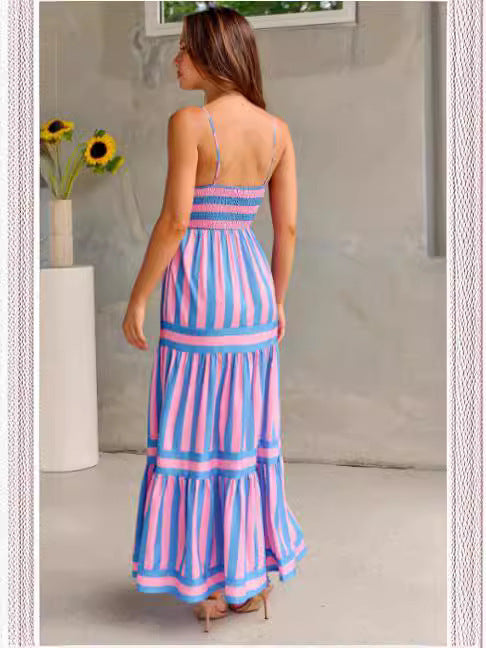 Maxi abito estivo da donna a righe bianche e blu, con spalline sottili per un look fresco e confortevole.