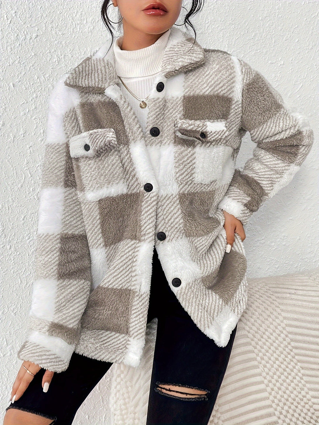 Giacca donna a quadri autunnale con bottoni, stile casual elegante e versatile.