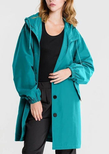 Giacca donna confortevole, oversize e impermeabile, con cappuccio, per attività esterne eleganti.