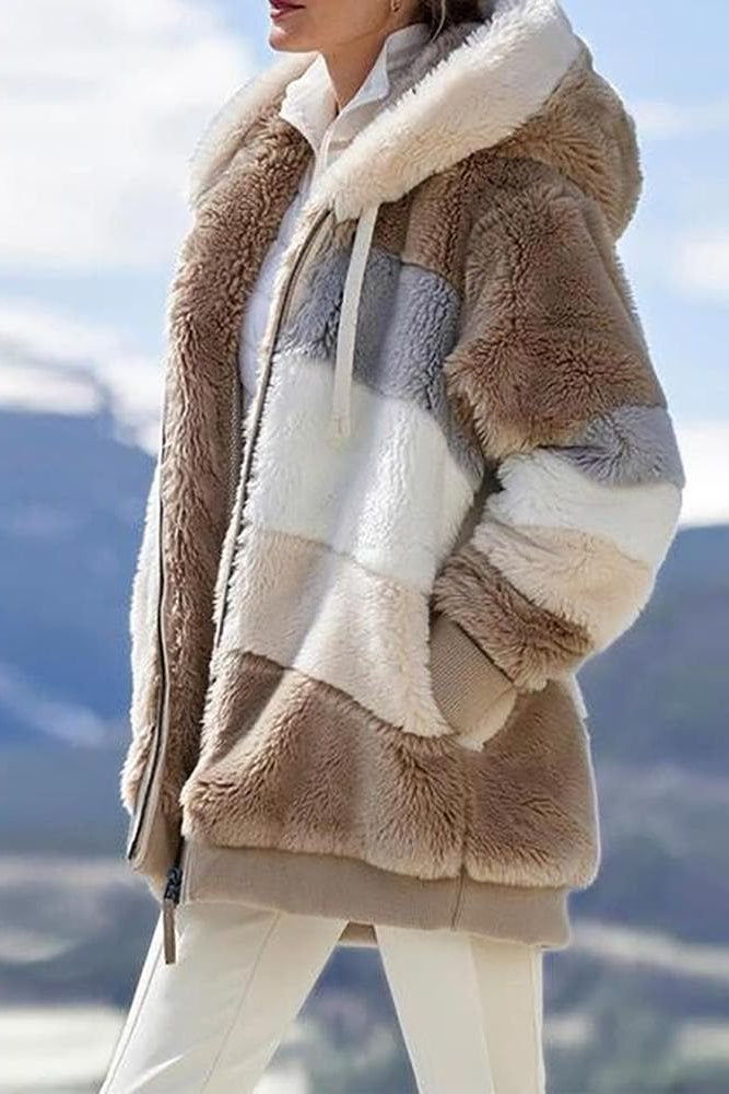 Giacca donna avvolgente con cappuccio e zip, design oversize, ideale per il freddo.