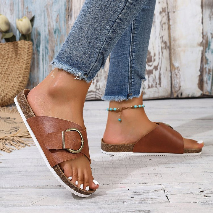 Comode pantofole donna basse slip-on eleganti con dettaglio metallico, scarpe estive ideali.