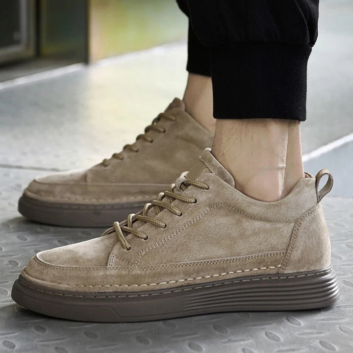 Sneakers uomo con ammortizzazione reattiva e vestibilità ampia per comfort duraturo. Beige, bianco, arancio.