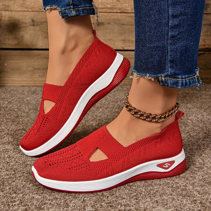 Scarpe ortopediche StrideEase indossate, offrono benessere e leggerezza per attività quotidiane.