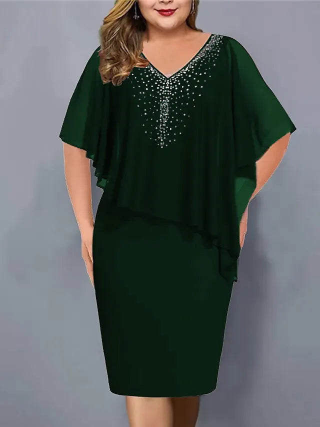 Elegante abito da donna midi con scollo impreziosito da strass e mantella fluida per un evento formale.
