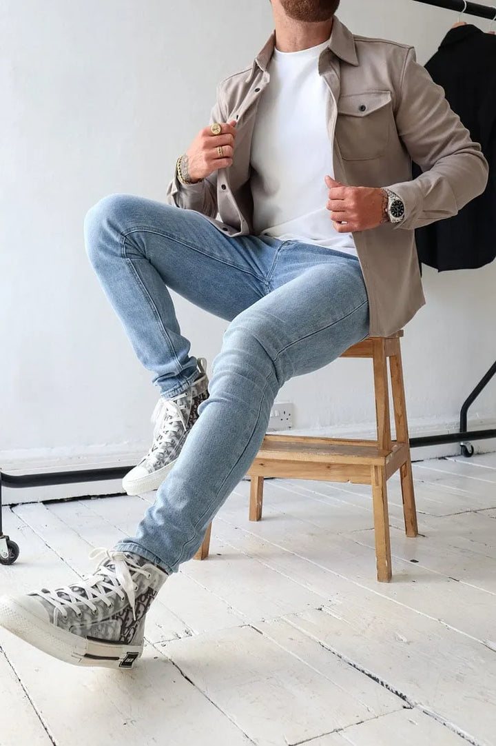 Camicia elegante con bottoni per uomo, ideale per abbigliamento maschile sofisticato e casual.
