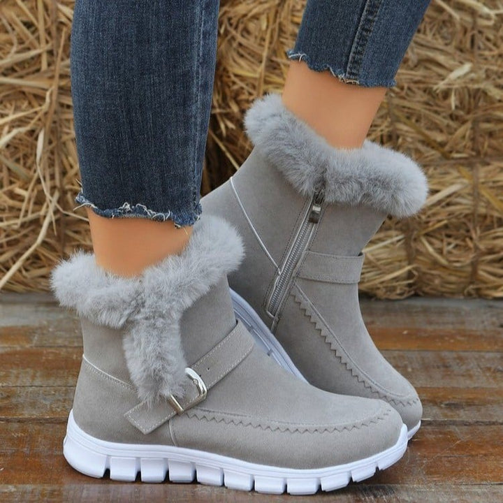 Eleganti stivaletti donna invernali con dettagli fibbia e pratica zip, ideali per un look casual-chic.