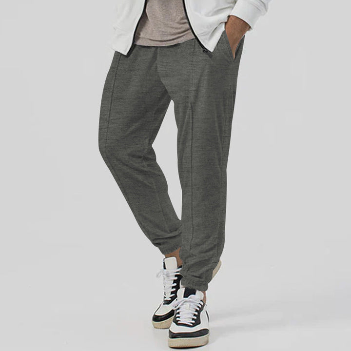 Pantaloni tuta uomo sportivi, vestibilità ampia e gamba affusolata, ideali per comfort e attività casual.