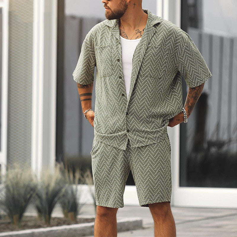 Moda uomo: completo casual oliva con camicia e pantaloncini. Abbigliamento estivo due pezzi per un look moderno.