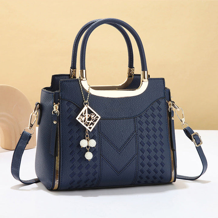 Borsa trapuntata per donna, design elegante e tracolla regolabile, disponibile in molteplici colori.