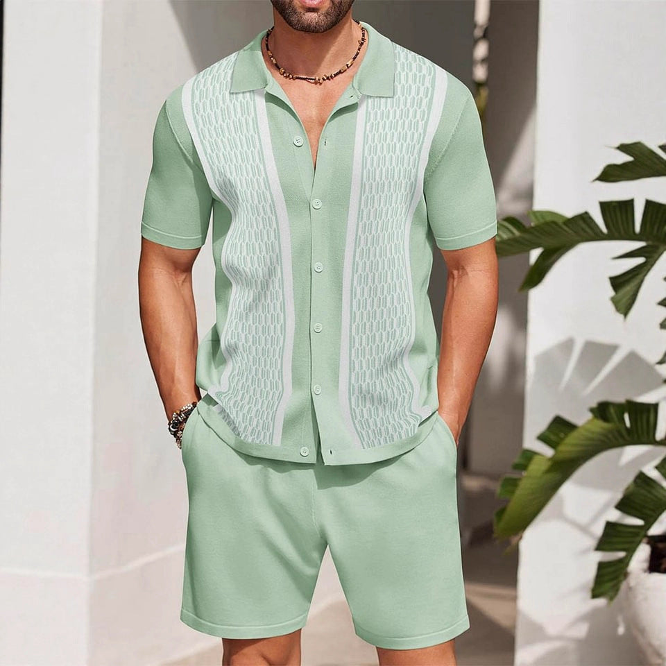 Abbigliamento estivo uomo: Completo due pezzi con polo traforata e pantaloncini coordinati. Perfetto per outfit casual.