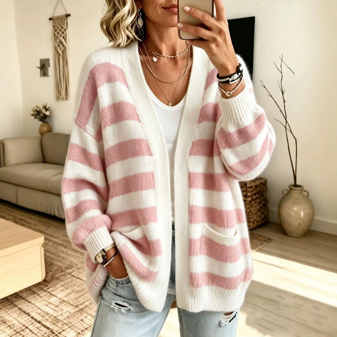 Cardigan donna a righe, comodo e versatile, con pratiche tasche. Ideale per un outfit casual autunno/inverno.