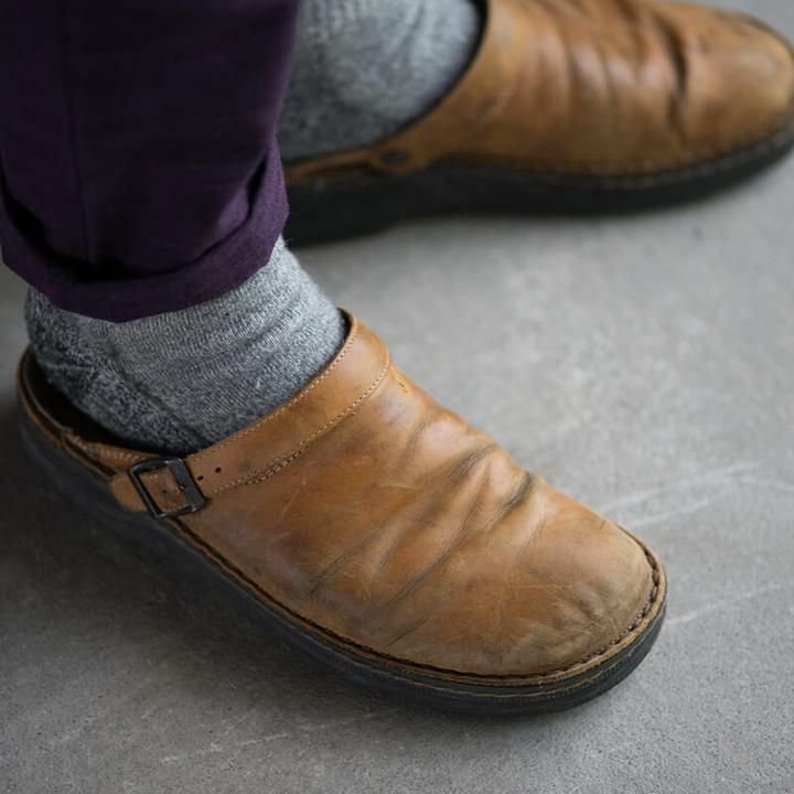 Ciabatte muli uomo, design casual e comodo. Dotate di soletta imbottita e suola antiscivolo per sicurezza.