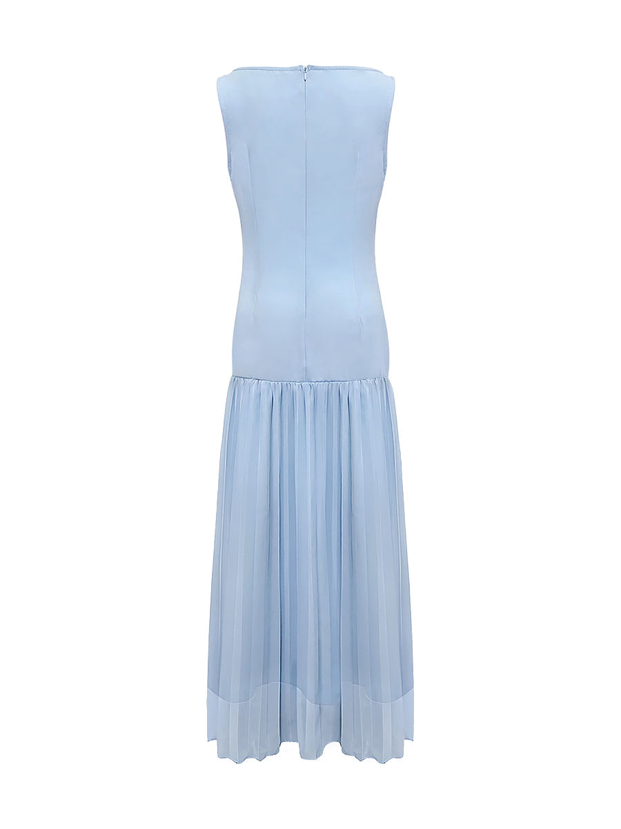 Donna indossa set plissettato elegante con scollo a barca e spacco, ideale per eventi estivi.