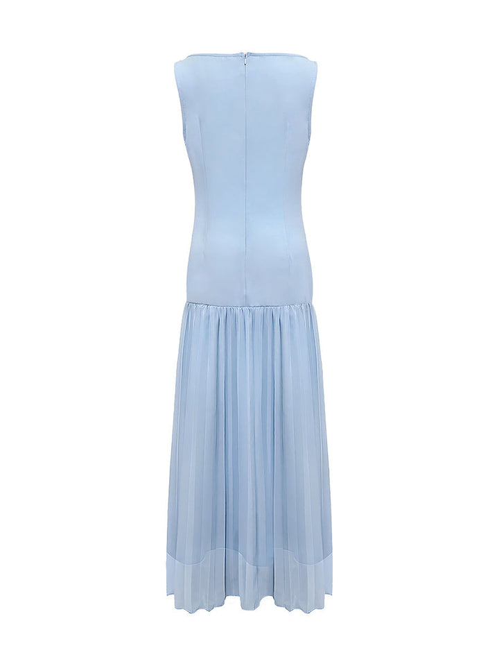 Donna indossa set plissettato elegante con scollo a barca e spacco, ideale per eventi estivi.