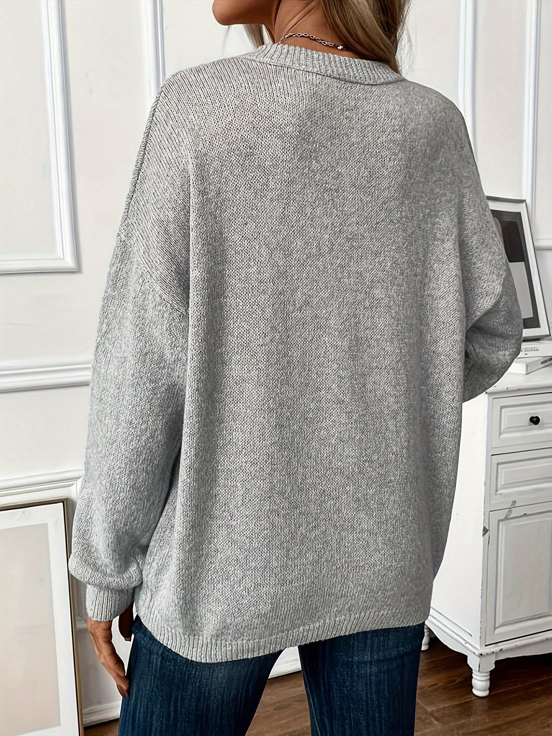 Maglione donna grigio, maniche lunghe, girocollo. Stile elegante casual, un capo versatile e comodo per autunno inverno.