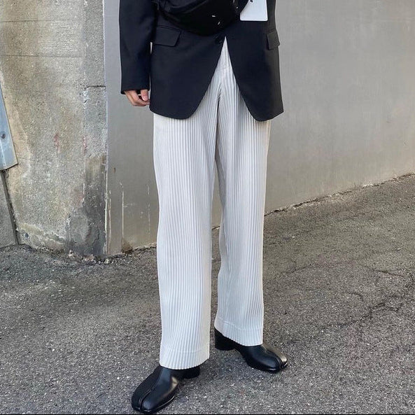 Stile versatile con pantaloni uomo casual dritti a gamba larga, perfetti per un outfit streetwear alla moda.