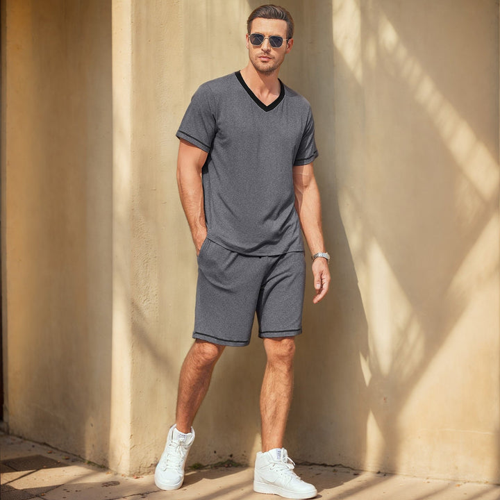 Set uomo estivo due pezzi: maglietta e pantaloncini. Abbigliamento casual elegante, massimo comfort per l'estate.