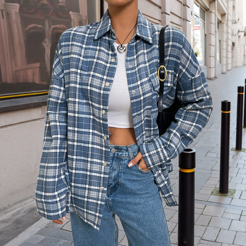 Camicia donna a quadri blu, manica lunga oversize. Vestibilità ampia e confortevole, ideale per un look casual versatile.