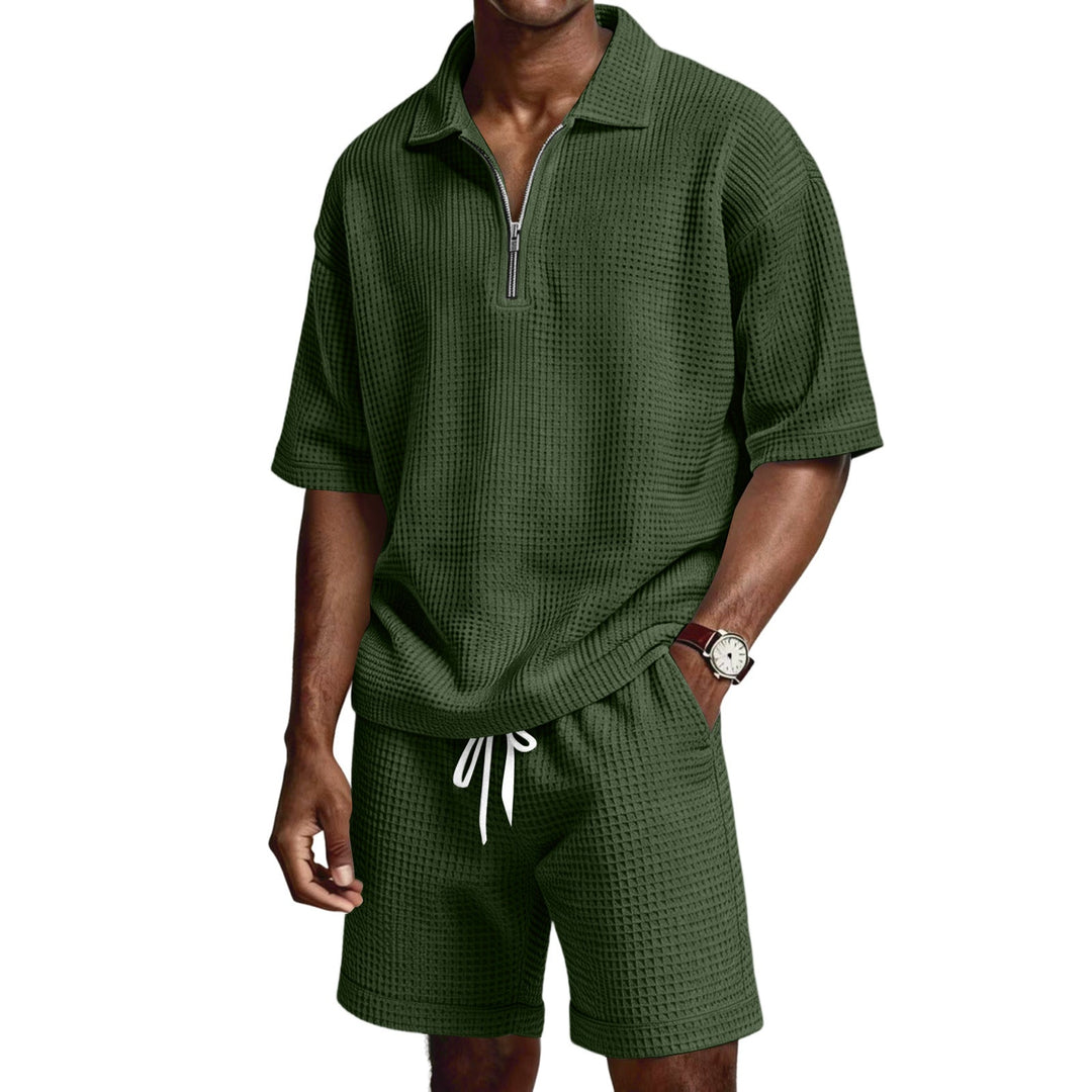 Pantaloncini uomo e polo zip. Set estivo due pezzi per un look casual e alla moda.