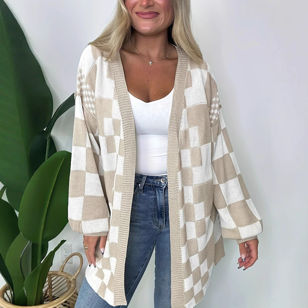 Cardigan lungo donna elegante, motivo a quadri a contrasto. Colore beige rosato, ideale per moda casual.