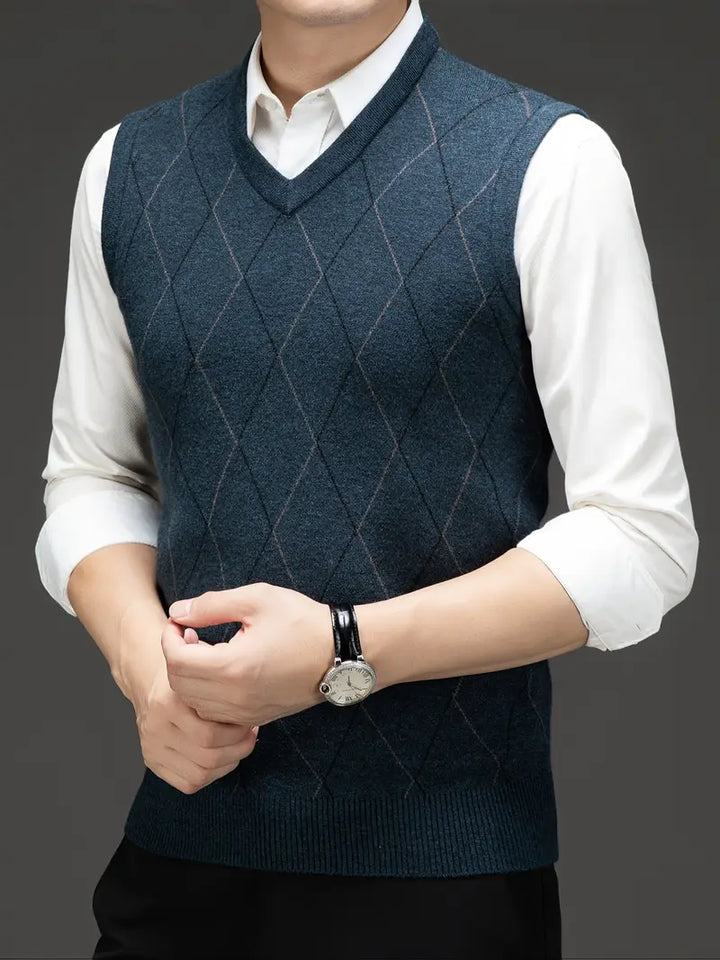 Moda uomo: gilet slim fit elegante e casual con scollo a V, perfetto per un outfit moderno e maschile.