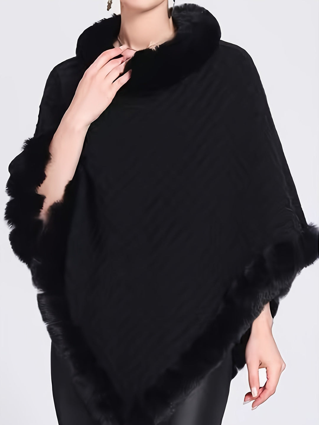 Mantello invernale da donna elegante, con bordo in pelliccia, capo versatile per un tocco di moda.