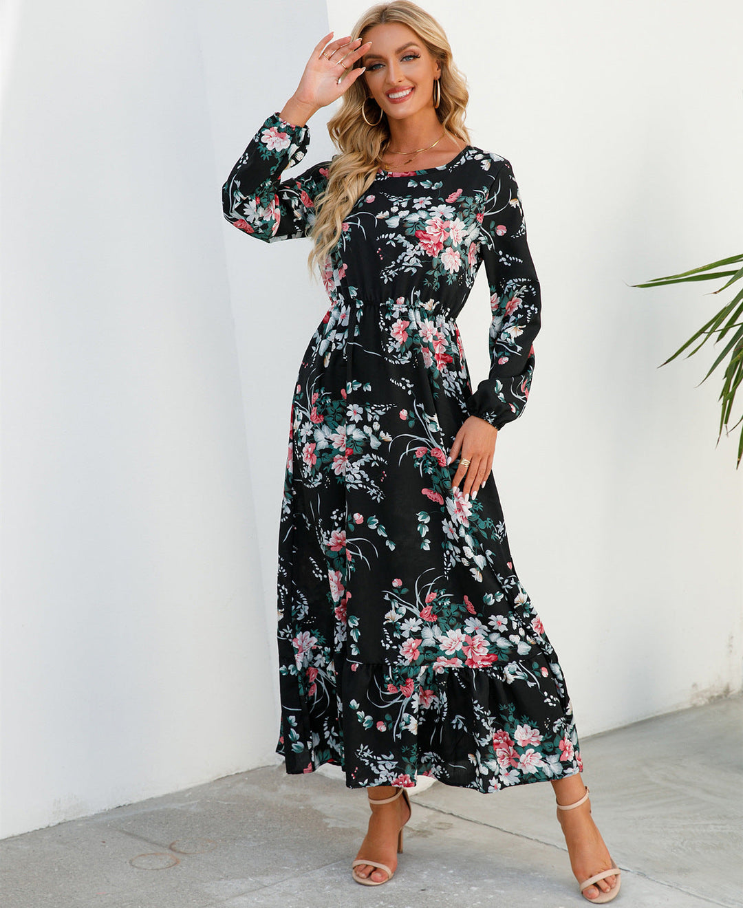 Abito lungo comodo ed elegante con stampa floreale, scollo rotondo, ideale per ogni donna.