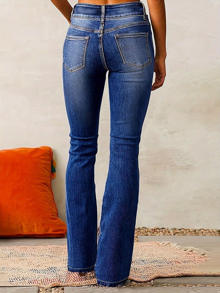 Pantaloni jeans donna flare a vita alta, vestibilità slim sulla coscia e svasati sul fondo, stile casual.