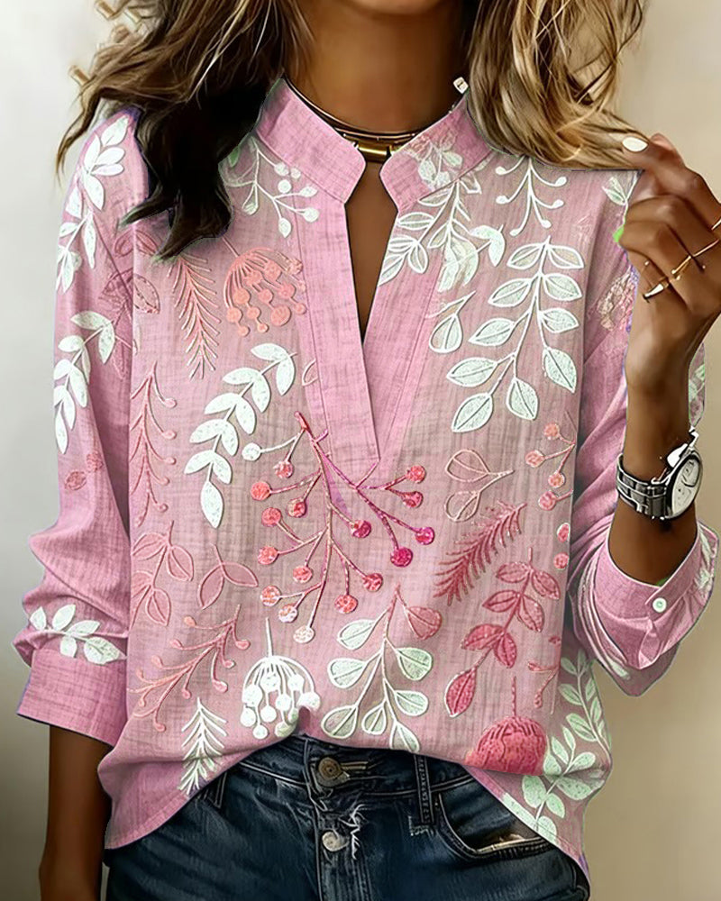 Blusa floreale da donna con scollo a V e maniche 3/4. Un capo versatile per uno stile chic e confortevole.