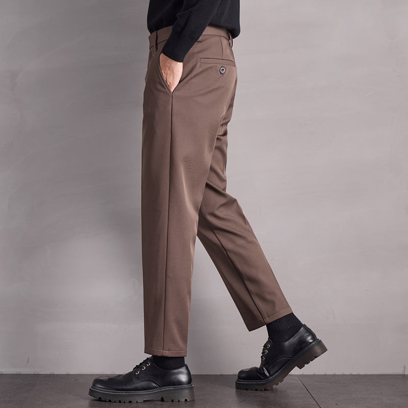 Pantaloni business uomo dritti, vita media per comfort ottimale. Ideali per un look professionale ed elegante in ufficio.