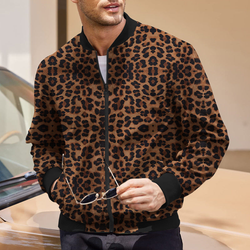 Giacca uomo autunnale leopardata con zip e fodera calda. Stampa animale marrone, stile casual e confortevole.