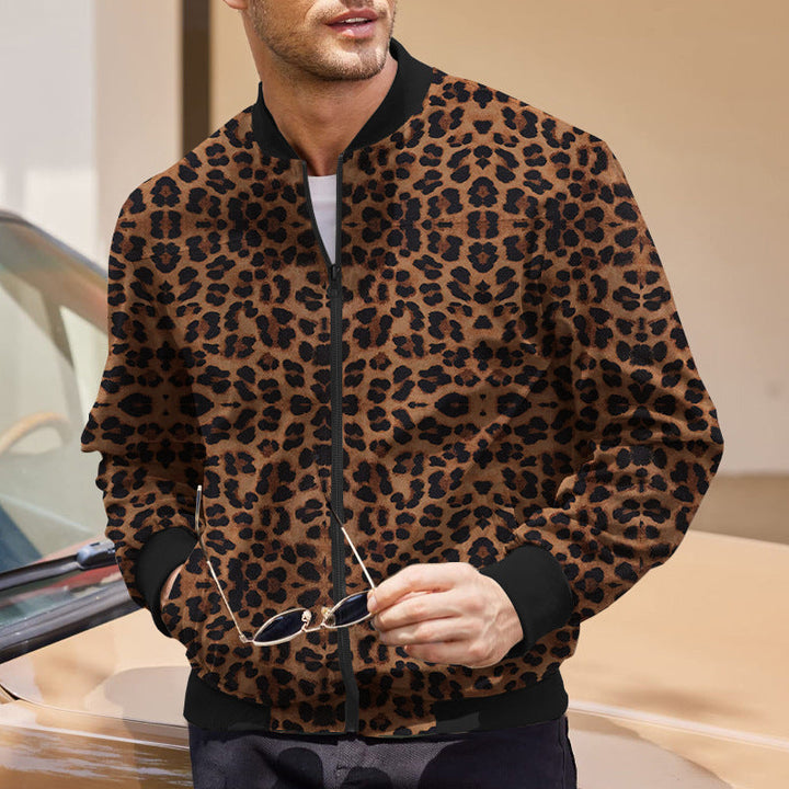 Giacca uomo autunnale leopardata con zip e fodera calda. Stampa animale marrone, stile casual e confortevole.