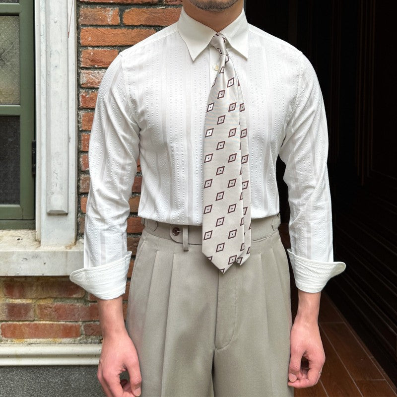 Camicia uomo moderna a righe nere e bianche, maniche lunghe. Perfetta per un look quotidiano elegante.