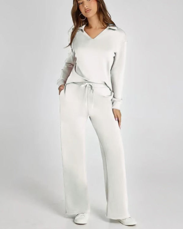 Set comodo donna: felpa V-neck in morbido tessuto e pantaloni larghi per massimo comfort.