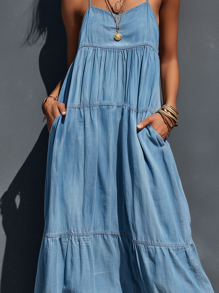 Abito lungo in denim da donna con spalline, stile estivo casual perfetto per ogni occasione. Moda e comfort.
