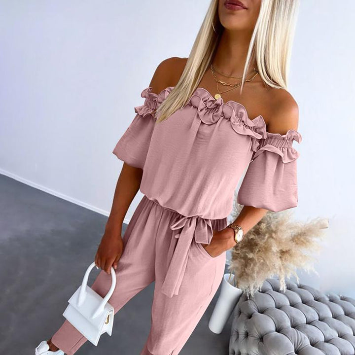 Tuta elegante donna monospalla. Dettagli volant e cintura in vita creano un look raffinato per ogni occasione.