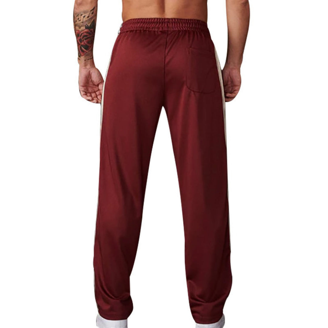 Vista posteriore pantaloni jogger uomo con tasche, comodi e funzionali per il tuo look sportivo.