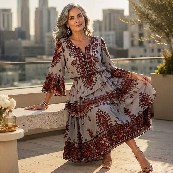Abito donna bohémien per l'estate con stampa etnica, volant e cotone leggero. Perfetto per un look casual.