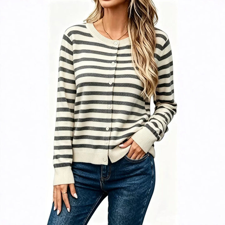 Cardigan grigio a righe da donna, vestibilità ampia. Capo casual versatile per outfit autunno/inverno.