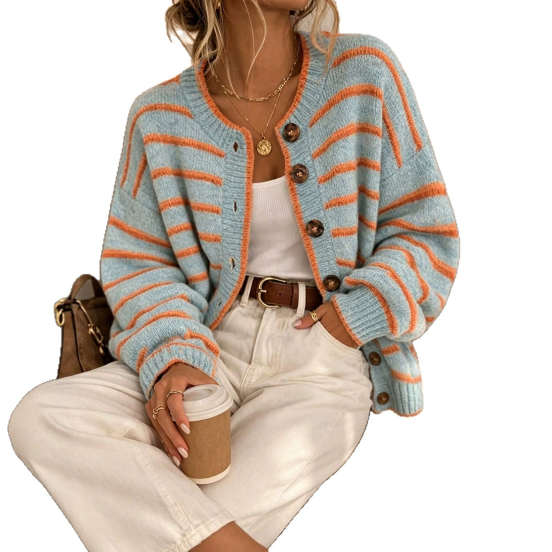 Cardigan donna stile europeo, leggero e chic, perfetto come strato versatile per outfit eleganti e casual.