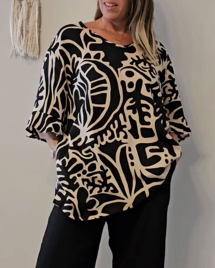 Top donna ampio con stampa astratta moderna e vibrante, design originale per un outfit primaverile casual chic.