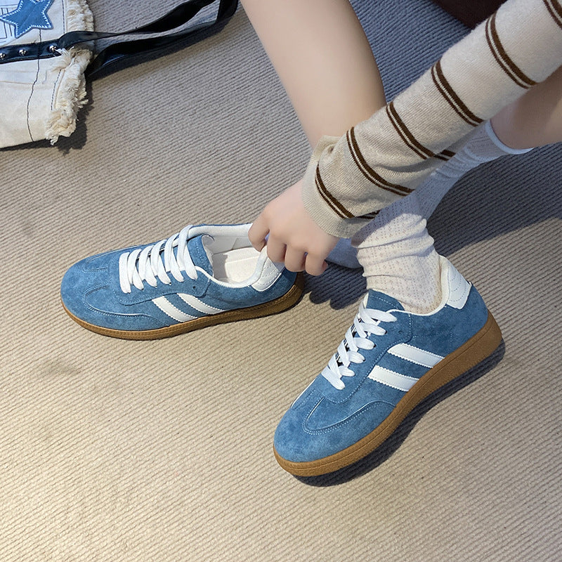 Sneakers donna casual leggere con lacci e punta arrotondata, ideali per comfort quotidiano e stile.
