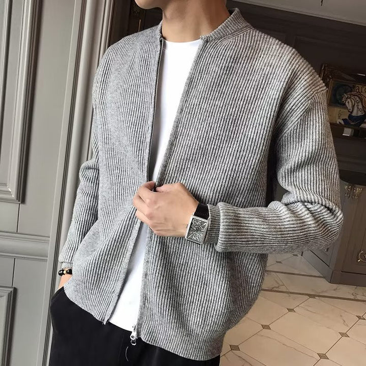 Versatile cardigan uomo a maniche lunghe con zip, ideale per l'inverno, casual o semi-formale. Maglieria calda.