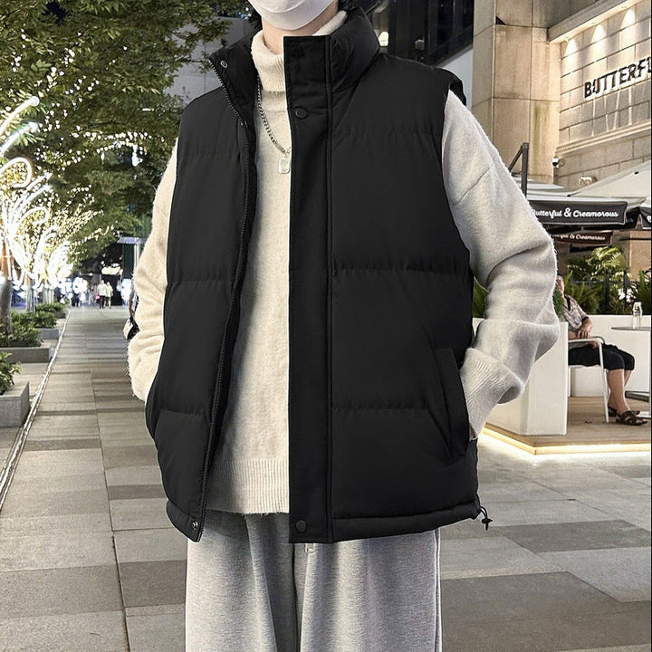 Gilet imbottito da uomo taglie forti beige, versatile e senza maniche per un look casual invernale.