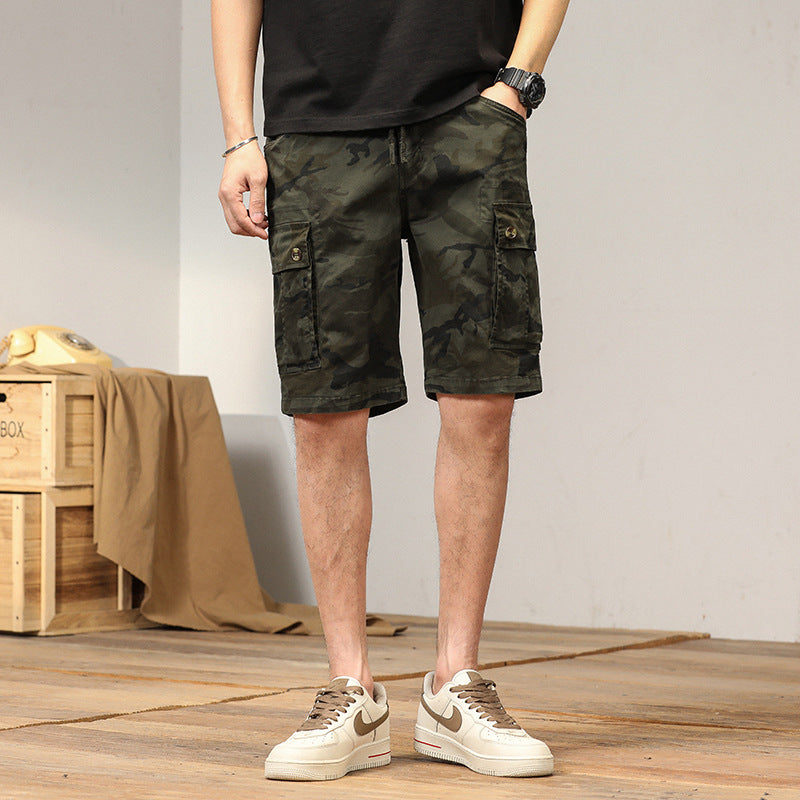 Bermuda cargo uomo mimetico con ampie tasche laterali, ideale per un look casual estivo streetwear.