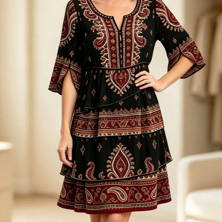Vestito estivo da donna in cotone leggero, stile bohémien con stampa etnica e dettagli volant.