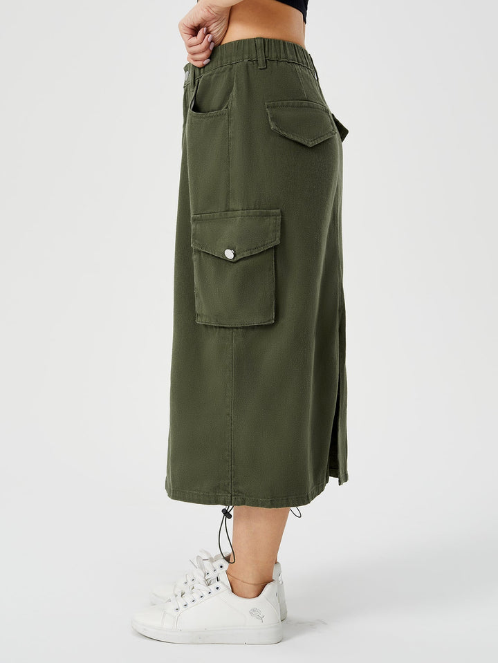 Gonna midi cargo donna verde militare con vita alta e spacco. Tasche utili, per un look urbano trendy.