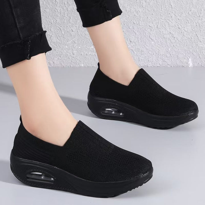 Calzature donna grigie slip-on, leggere e antiscivolo. Offrono supporto dell'arco per comfort prolungato.