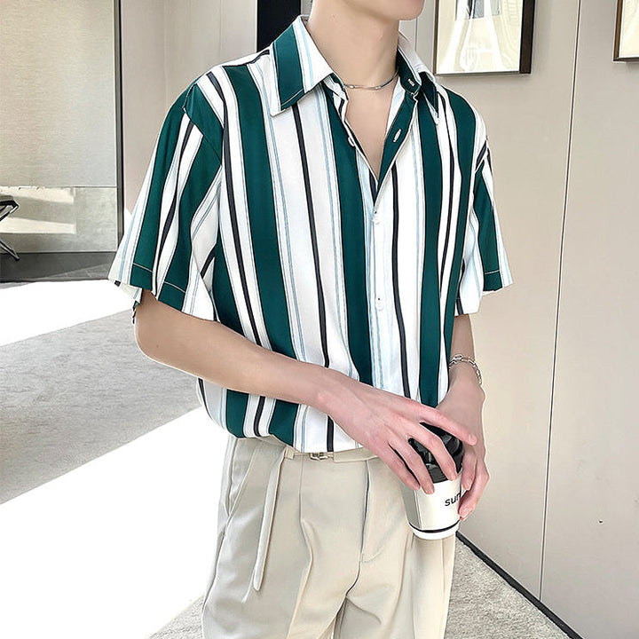 Camicia uomo a maniche corte casual verde scuro, vestibilità comoda e ampia, perfetta per abbigliamento quotidiano.